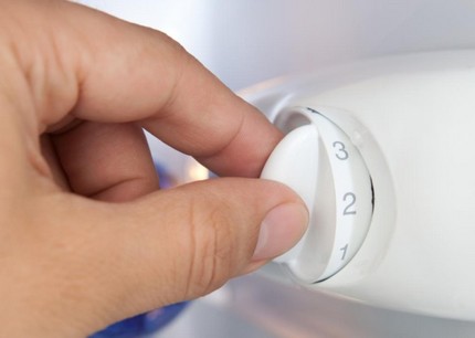 Bei einfachen Modellen gibt es einen mechanischen Temperaturregler Mechanischer Temperaturregler im Kühlschrank