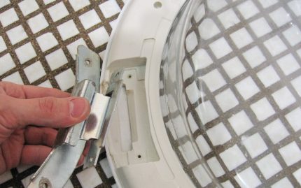 Dismantling the hatch of the washing machine Dismantling the hatch of the washing machine