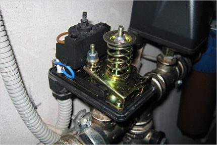 Paghahanda upang mag-set up ng isang switch ng presyon Pressure switch spring