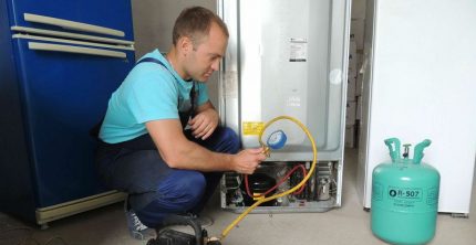 Kältemittel zum Nachfüllen von Indesit, wenn es nicht funktioniert Freon Füllung