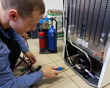 Freon-Injektion in das Kühlsystem des Kühlschranks Kältemittelfüllung