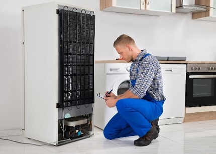 Überprüfen Sie den Kühlschrank auf beschädigte Isolierung Überprüfen Sie den Kühlschrank auf beschädigte Isolierung