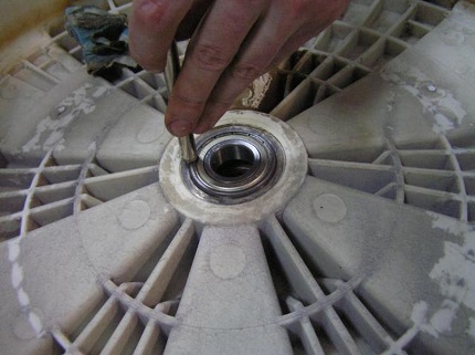 Bearings to be knocked out with a chisel and hammer Bearing Processing