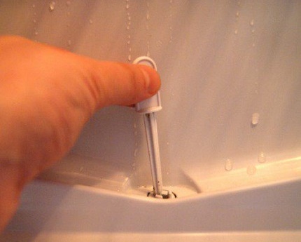 Entwässerungsreinigung in Kühlschränken mit NoFrost-System Entwässerungsreinigung in Kühlschränken mit NoFrost-System