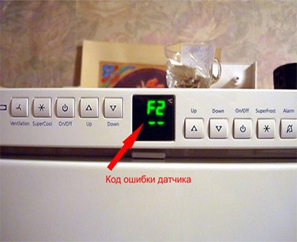 Nachteile bei der Arbeit von Kühlschränken der Marke Liebhner Fehlercode auf dem Bedienfeld des Kühlschranks