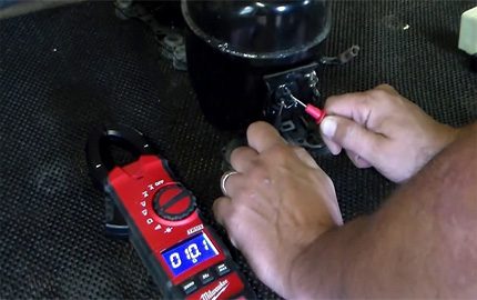 Überprüfen Sie die Unversehrtheit der Kühlschrankverkabelung mit einem Multimeter Kompressortest mit einem Multimeter