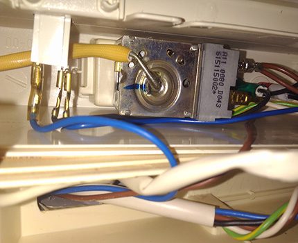Installation eines Kühlaggregats Kühlrelais am Kühlschrank montiert