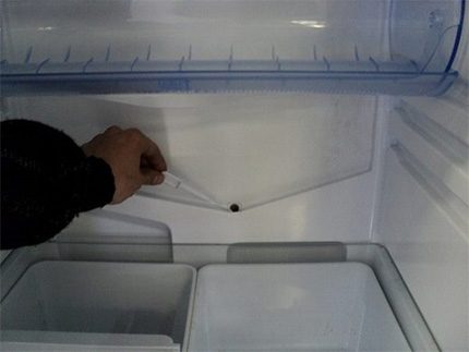 Kondensatentfernungssystem aus dem Kühlschrank Position des Abflusslochs des Kühlschranks
