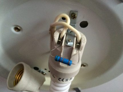 Vous pouvez éliminer la lueur en connectant une résistance à l'une des lampes de lustre Connexion d'une résistance à une lampe