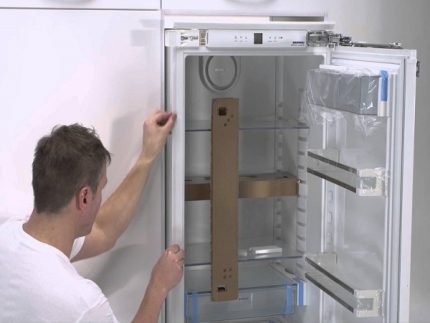 Lose Regale können zu Klopfen führen Ebenheit der Innenregale