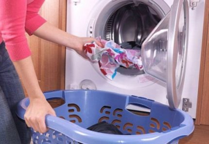 Loading laundry into a Kandy washing machine Optional rinse