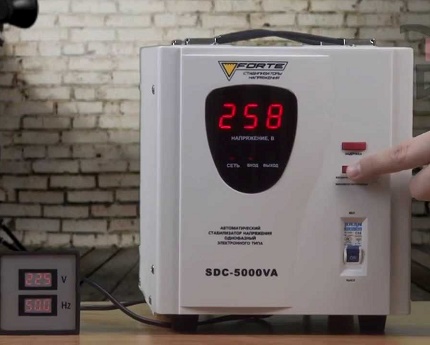 Ang aparato para sa pag-stabilize ng boltahe sa network ng supply ng kuryente Regulator ng boltahe