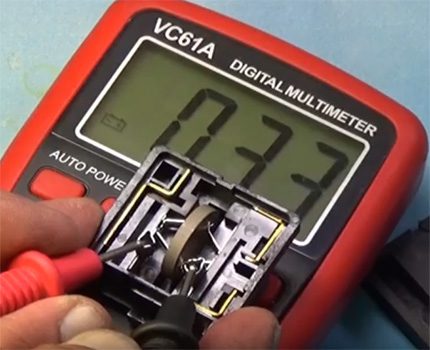 Merkmale zur Überprüfung der Spannung des Kühlschrankposistors Die Verwendung eines Multimeters bei der Überprüfung des Posistors
