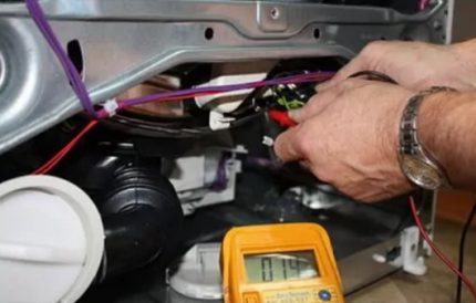 Überprüfen Sie den Stromkreis der Kühleinheit Reparatur des Stinol-Kühlschranks