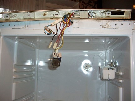 Inspektion und Ausbau des Thermorelais Inspektion des Thermostats des Stinol-Kühlschranks