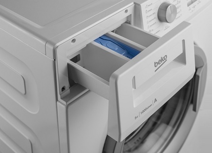 Loading detergents into the cuvettes of the machine Saving detergents in a typewriter
