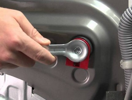It is important to remove all fasteners and bolts for transportation before starting the machine for the first time. Removing the transport bolts
