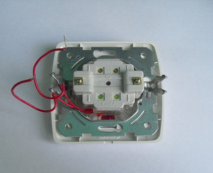 Bagsiden af kontakten og dens caliper LED-switch med åbne baggrundslysledninger