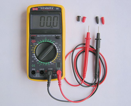Instrument til måling af spænding og strøm i et kredsløb multimeter