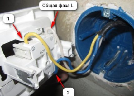 Ο μηχανισμός λειτουργίας του διακόπτη τοποθετείται στην πρίζα Σήμανση διακόπτη χωρίς βίδες