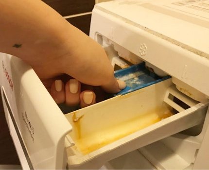 Pulvera trauku ir viegli noņemt. Pulvera trauks