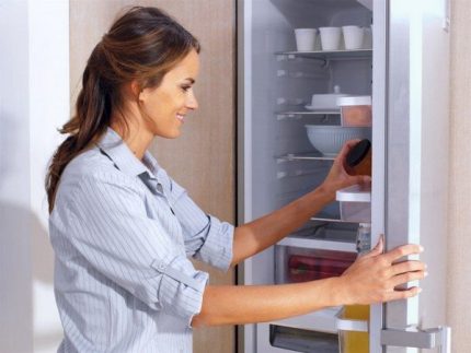 Regelmäßige Pflege kann Gestank verhindern Waschen Sie den Kühlschrank, bevor Sie Adsorbentien einsetzen