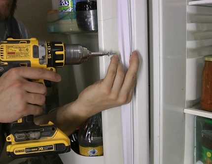 Es ist bequemer, den Dichtungsgummi zu wechseln, wenn die Kühlschranktür entfernt wird Neue Dichtung einbauen
