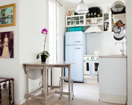Installation d'un vieux réfrigérateur dans le pays Vieux frigo dans le pays