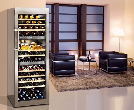 Großer Kühlschrank für Wein in einem Privathaus Weinkühler in einem Privathaus