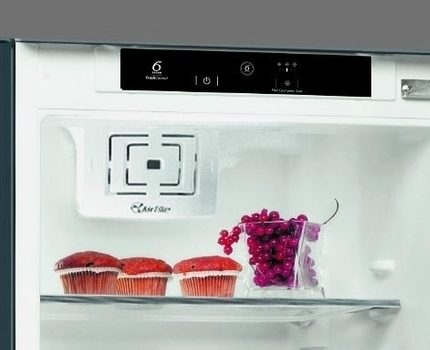 Das Display vereinfacht die Steuerung des Kühlschranks Whirlpool Kühlschrank Interieur