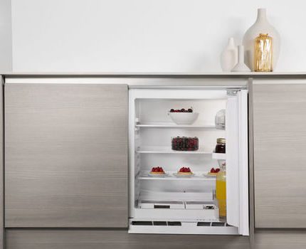 Das Service-Center repariert das Gerät auf der Garantiekarte Eingebauter Whirlpool Kühlschrank