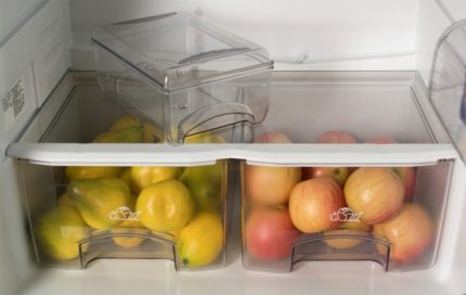Äpfel in Plastikkisten Äpfel in Plastikkisten