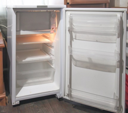 Kleiner Kühlschrank Saratov 452 (KSh-120) Kleiner Kühlschrank Saratov 452 (KSh-120)