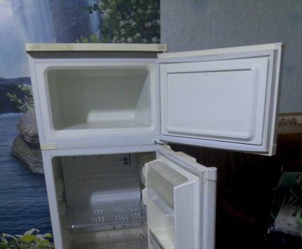 Kühlschrank Saratow mit zwei Kammern Kühlschrank Saratow mit zwei Kammern