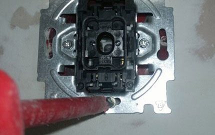 Devre kesici şasisinin sabitlenmesi Devre kesici şasisinin sabitlenmesi