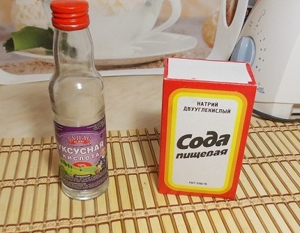 Einfache Hausmittel können das Problem im Kühlschrank lösen Wirksames Mittel: eine Kombination aus Essig und Soda