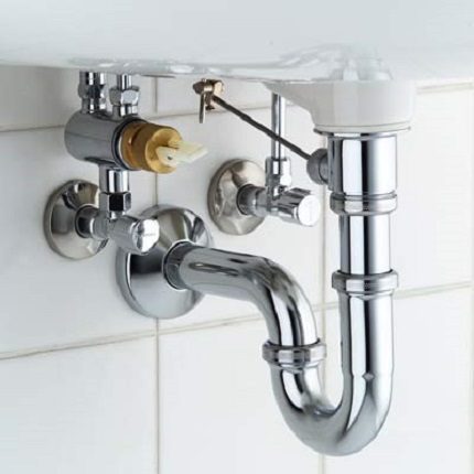 Valve with lever does not spoil the appearance of the sink Lever valve device