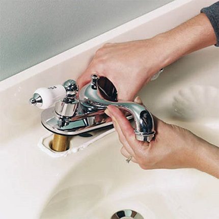 First install the mixer Conclusion of a hose under a sink