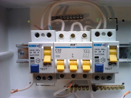 Proteksyon aparato upang maiwasan ang electric shock RCD aparato