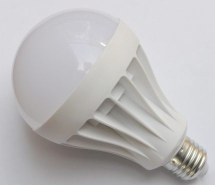 Pinapayagan ka ng sinulid na base na ilagay ang LED bombilya sa chandelier Lampara na may socket E27