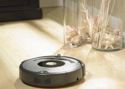 Sebelum memulakan pembersihan, lebih baik membuang objek yang rapuh. Pembersih vakum robot Rumba 616 bergerak