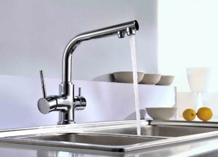 Sjajna površina treba pažljivo održavanje. Lemark Comfort model LM3061C