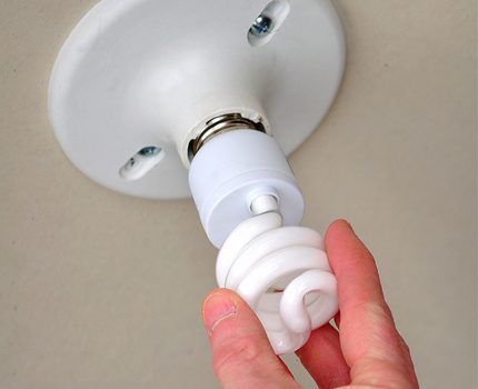 Pag-screw ng isang fluorescent lamp sa isang kartutso
