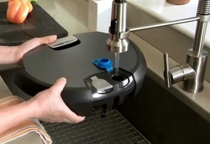 Air boleh dituangkan dari keran Menuang air ke dalam pembersih vakum robot
