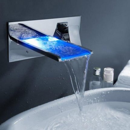 Hindi maaaring ilipat o paikutin ang talon. Ang pader na naka-mount na waterfall mixer