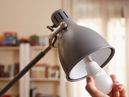 LED lamp for replacement in a tabletop appliance Luminaire model with replaceable LED bulb