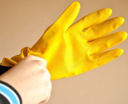 Le verre doit être assemblé avec des gants. Gants de collection Cullet