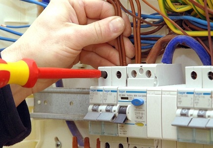 Sa panahon ng pag-install, ginagabayan sila ng mga pagtatalaga sa katawan ng aparato Koneksyon ng RCD