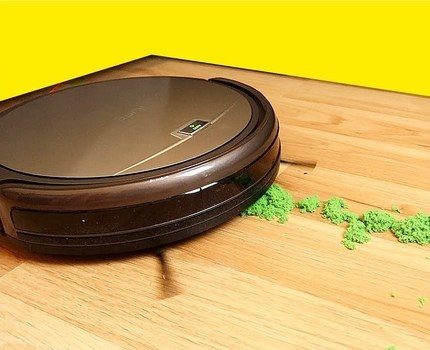 Pembersih vakum akan mengatasi koleksi pasir dan kepingan kecil kertas Pembersih Vakum Robot Kering