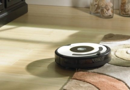 Peranti dapat mengatasi ketinggian permaidani. Lintasan pergerakan pembersih vakum robotik